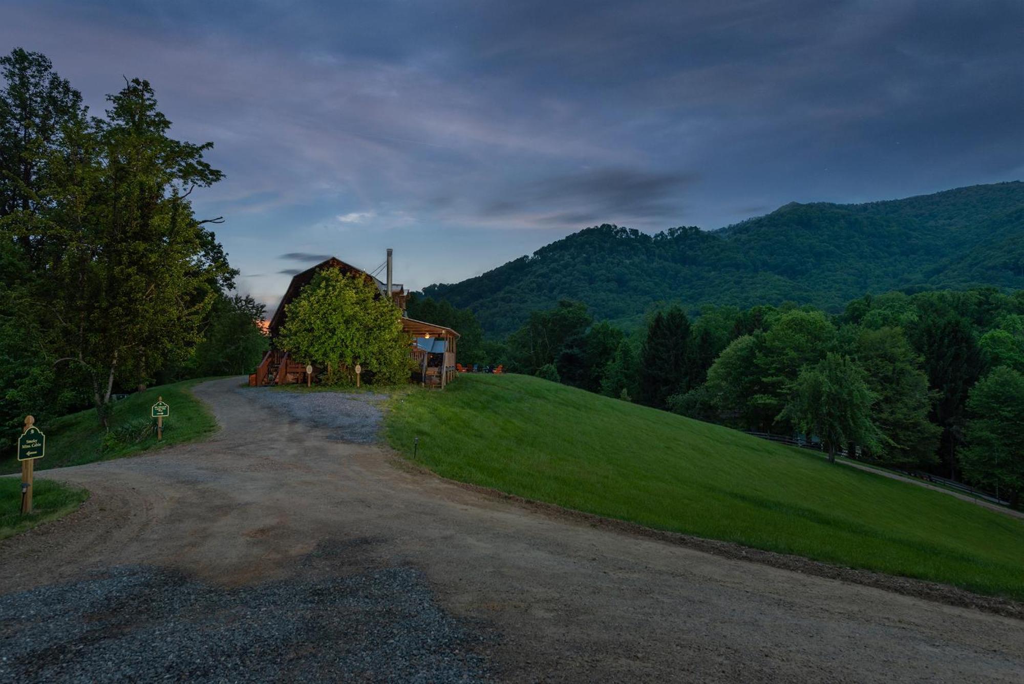 Engadine Inn And Cabins Candler Exterior foto